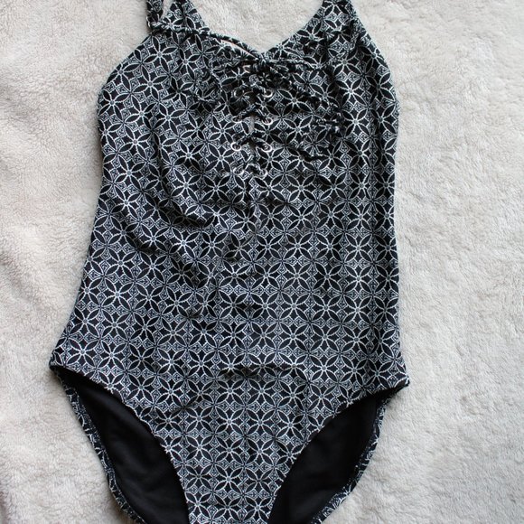 Old Navy Junior's Black/White Lace Front One Piece Swimsuit ~XS~ - Picture 1 of 6